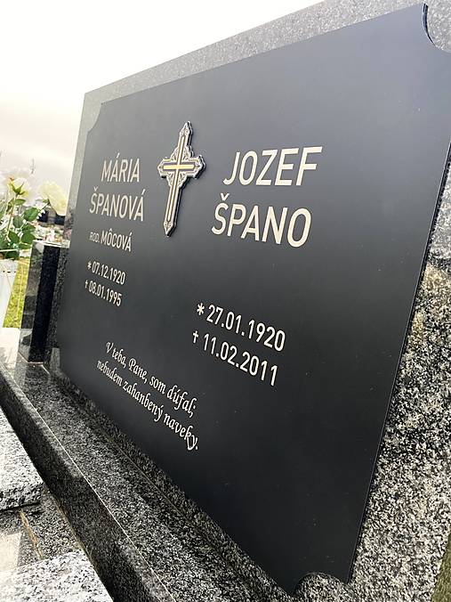 Tabuľky - Pamätná tabuľa na náhrobný kameň - s vlastným textom + krížikom (76x53cm) - 18080640_