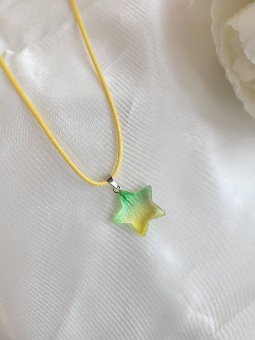 Detské doplnky - Náhrdleník na koženke hviezda (Zeleno-žltá sklenená) - 18080952_