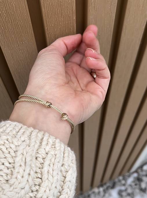 Náramok na šnúrke srdiečko