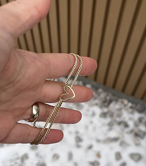 Náramok na šnúrke srdiečko