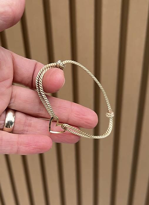 Náramok na šnúrke srdiečko