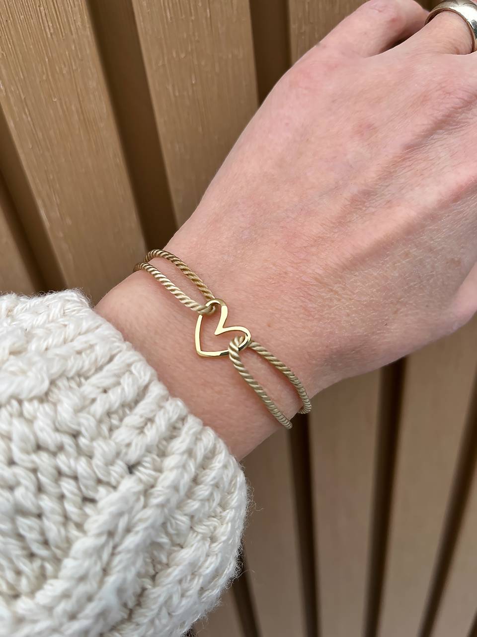 Náramok na šnúrke srdiečko