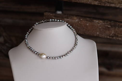 Perlový náhrdelník grey