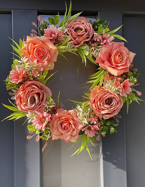 Jarný letný veniec na svetlom prutenom základe dekorácia na dvere