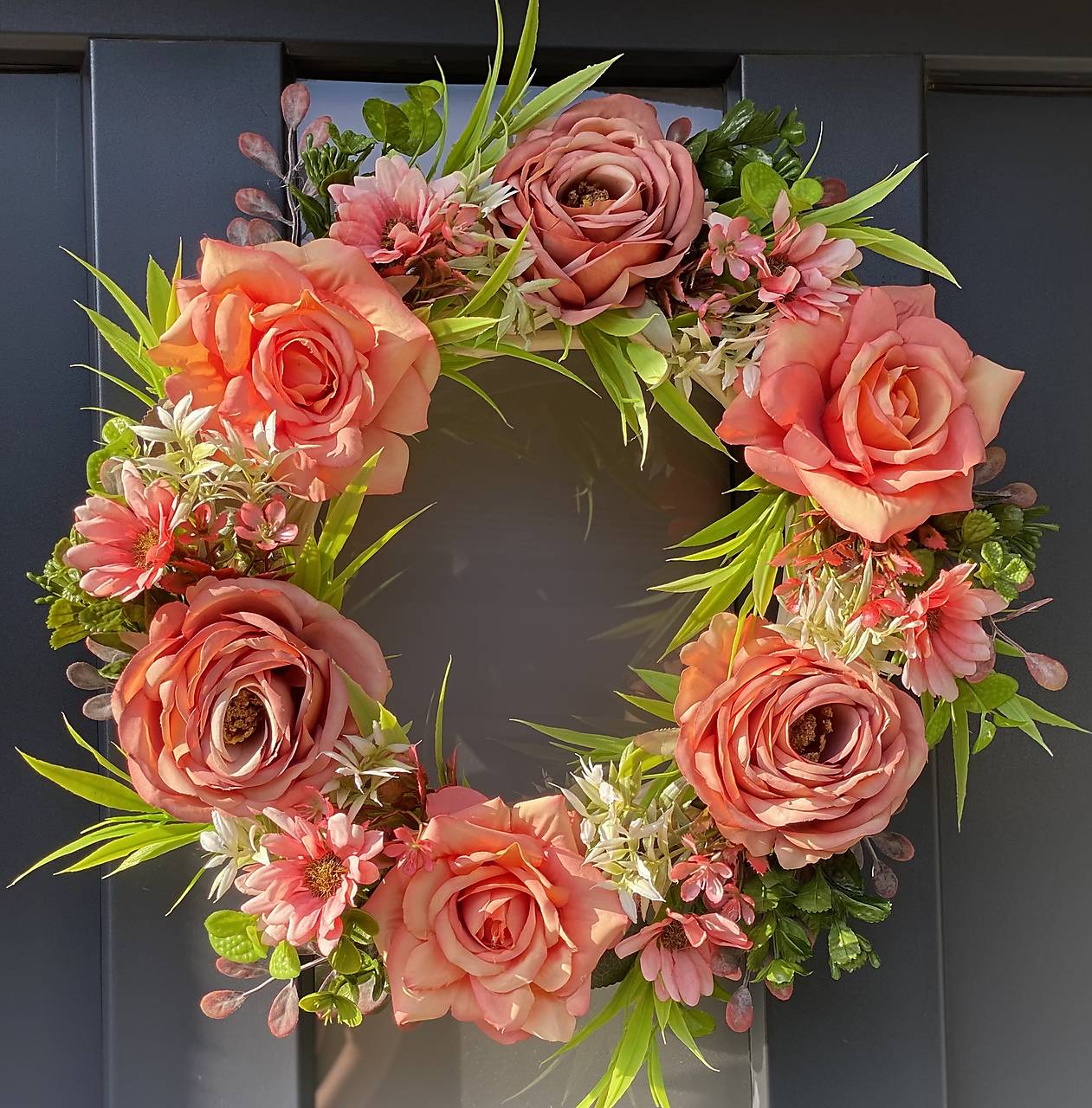 Jarný letný veniec na svetlom prutenom základe dekorácia na dvere