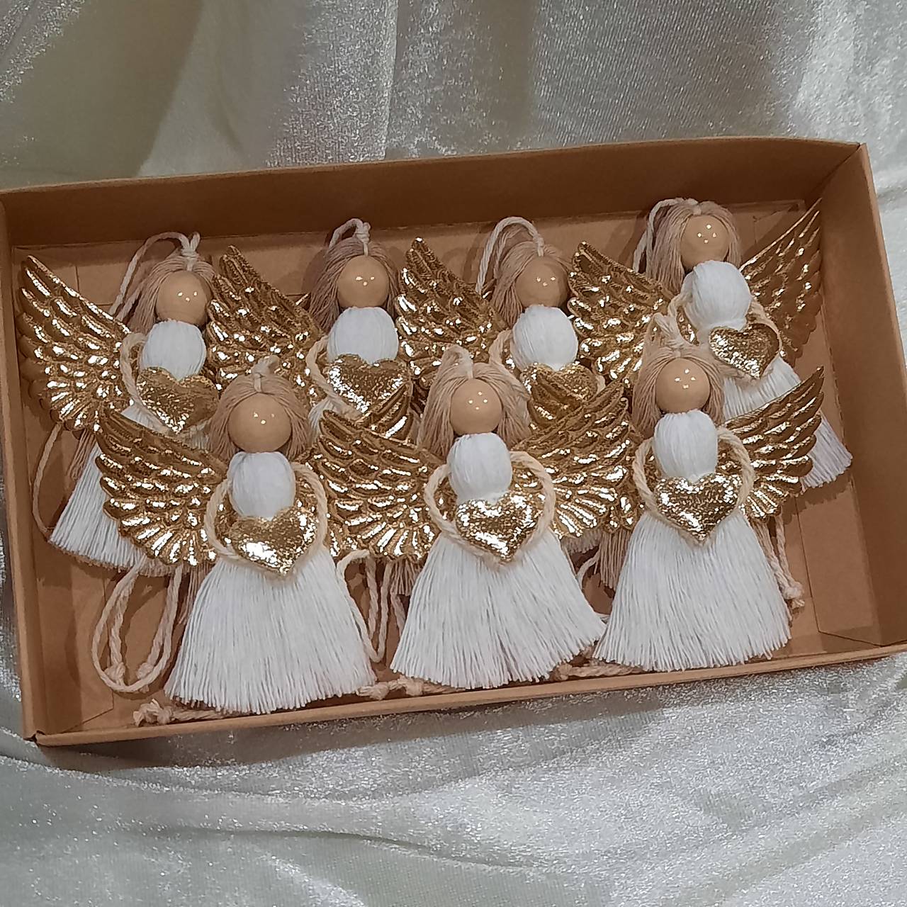 Macramé anjeliky v krabičke (biela/zlatá 7ks)