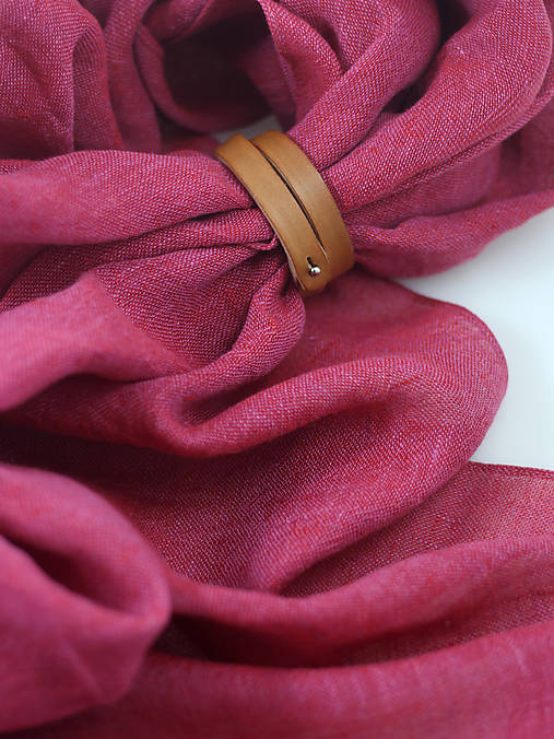 Dámska veľká ľanová šatka malinovoružovej – 100 % prírodný ľan, s koženým remienkom, v darčekovej krabičke