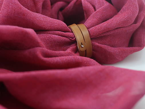 Dámska veľká ľanová šatka malinovoružovej – 100 % prírodný ľan, s koženým remienkom, v darčekovej krabičke