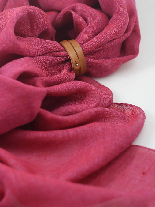 Dámska veľká ľanová šatka malinovoružovej – 100 % prírodný ľan, s koženým remienkom, v darčekovej krabičke