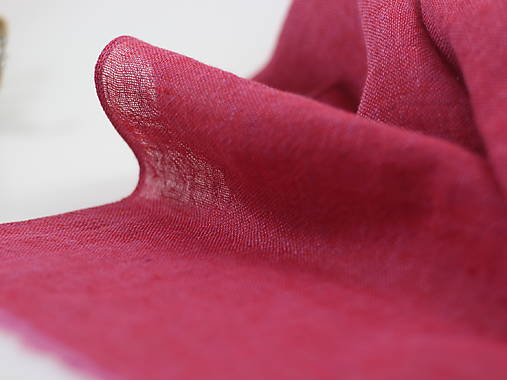 Dámska veľká ľanová šatka malinovoružovej – 100 % prírodný ľan, s koženým remienkom, v darčekovej krabičke