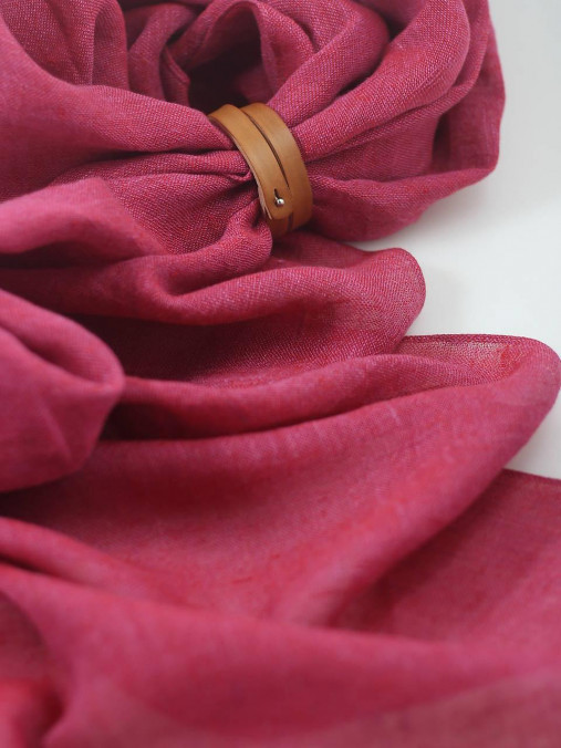 Dámska veľká ľanová šatka malinovoružovej – 100 % prírodný ľan, s koženým remienkom, v darčekovej krabičke