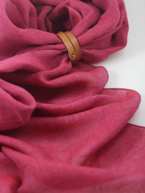 Dámska veľká ľanová šatka malinovoružovej – 100 % prírodný ľan, s koženým remienkom, v darčekovej krabičke