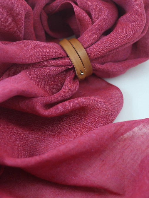 Dámska veľká ľanová šatka malinovoružovej – 100 % prírodný ľan, s koženým remienkom, v darčekovej krabičke