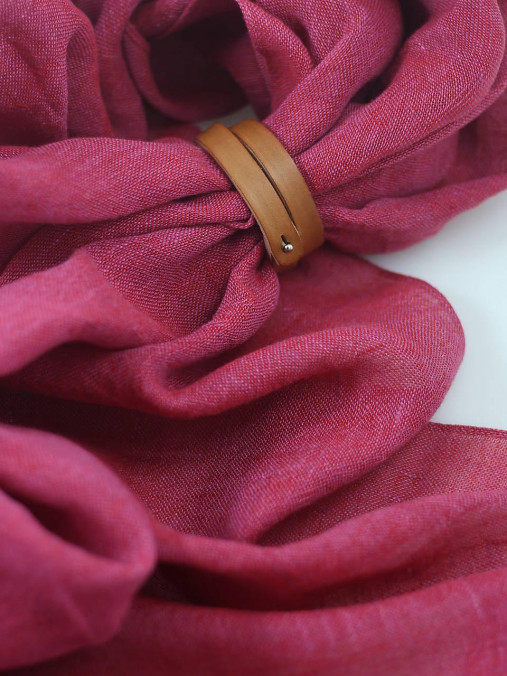 Dámska veľká ľanová šatka malinovoružovej – 100 % prírodný ľan, s koženým remienkom, v darčekovej krabičke