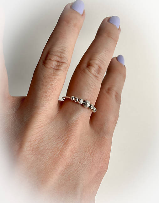 Strieborný 925/1000 prsteň s guličkami