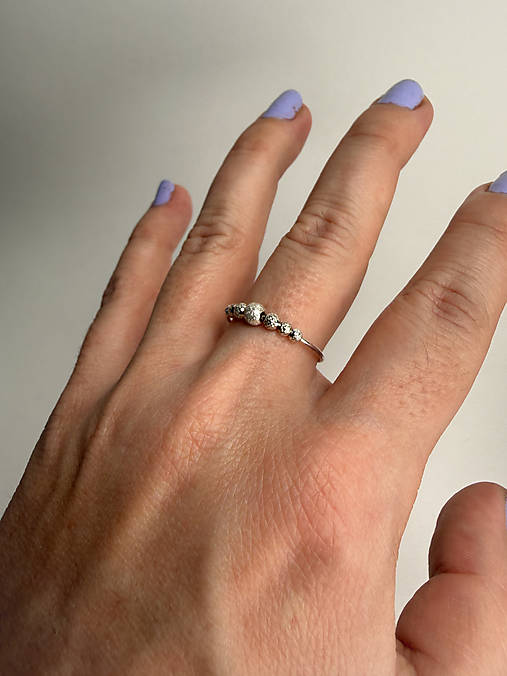 Strieborný 925/1000 prsteň s guličkami