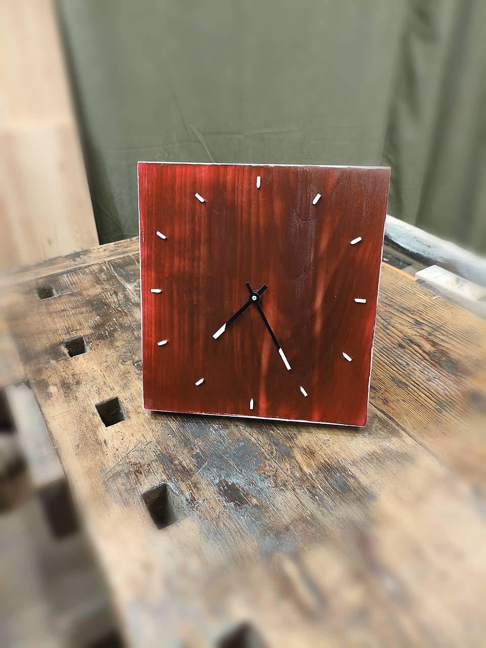 Nástenné hodiny červené