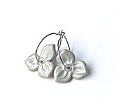 Náušnice - Perleťové kvietky - porcelánové náušnice - 18086674_