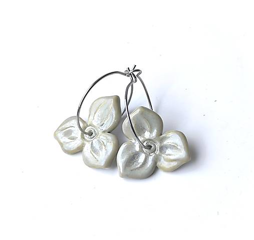 Náušnice - Perleťové kvietky - porcelánové náušnice - 18086674_