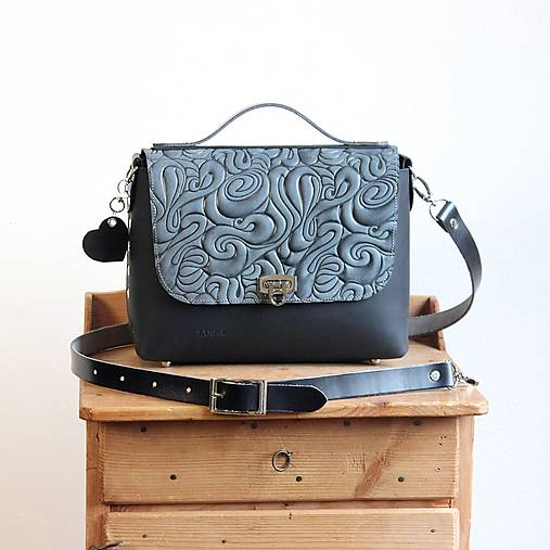 Kabelky - Kožená aktovka *Smoke Ornament* (Veľkosť L (A4)) - 18087381_