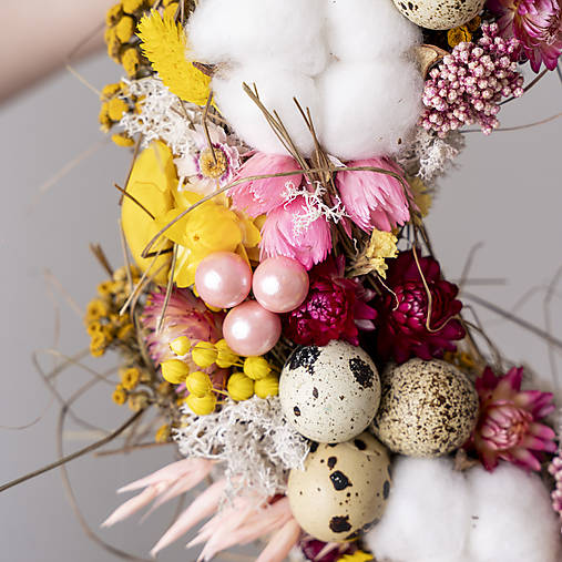 Ručne vyrábaný jarný veniec s prepeličími vajíčkami z prírodných materiálov