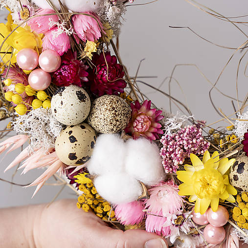 Ručne vyrábaný jarný veniec s prepeličími vajíčkami z prírodných materiálov