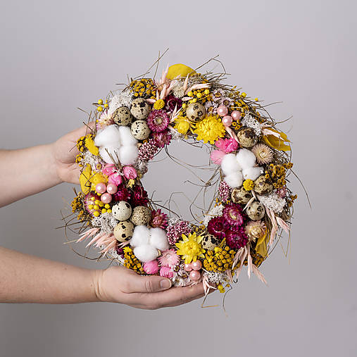 Ručne vyrábaný jarný veniec s prepeličími vajíčkami z prírodných materiálov