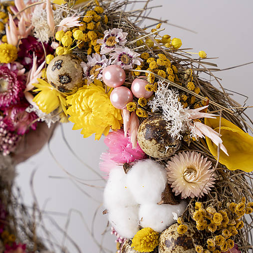 Ručne vyrábaný jarný veniec s prepeličími vajíčkami z prírodných materiálov