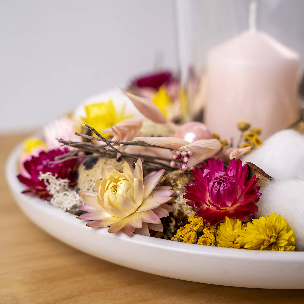 Svietnik zo sušených kvetov na stôl