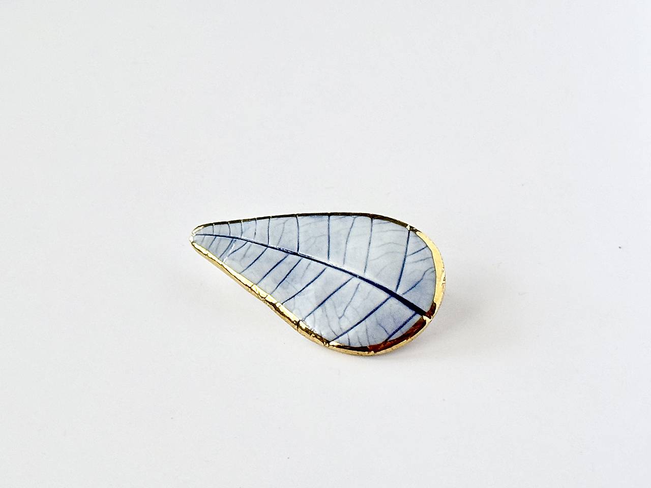 Porcelánová brošňa