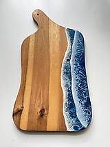 Príbory, varešky, pomôcky - Drevená servirovacia doska na krájanie s dekoráciou zo živice v štýle morských vĺn-L - 18089969_