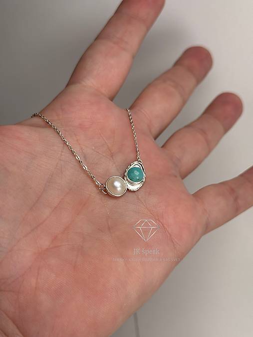 Strieborný prívesok s amazonitom s riečnou perlou na retiazke