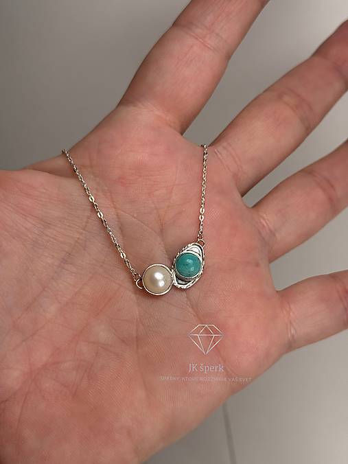 Strieborný prívesok s amazonitom s riečnou perlou na retiazke