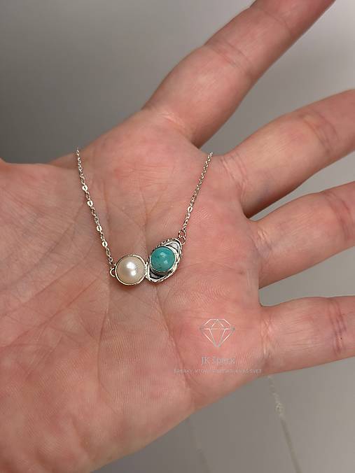 Strieborný prívesok s amazonitom s riečnou perlou na retiazke