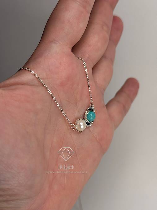 Strieborný prívesok s amazonitom s riečnou perlou na retiazke