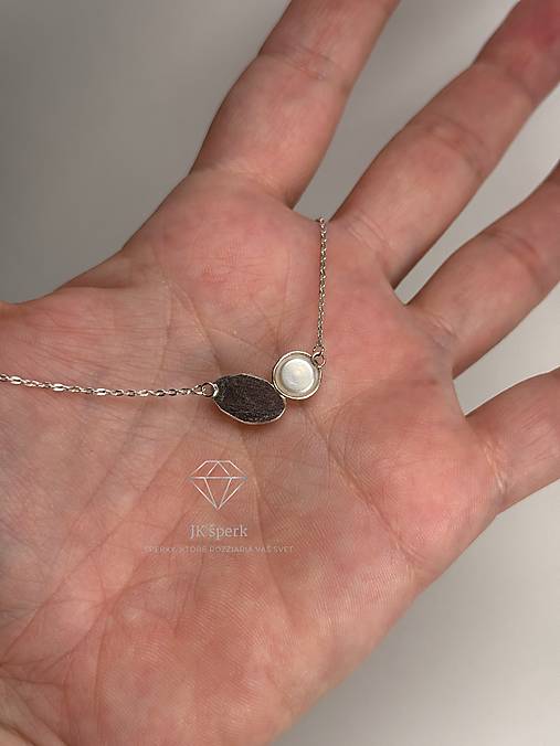 Strieborný prívesok s amazonitom s riečnou perlou na retiazke