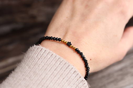 Náramok z minerálu spinel