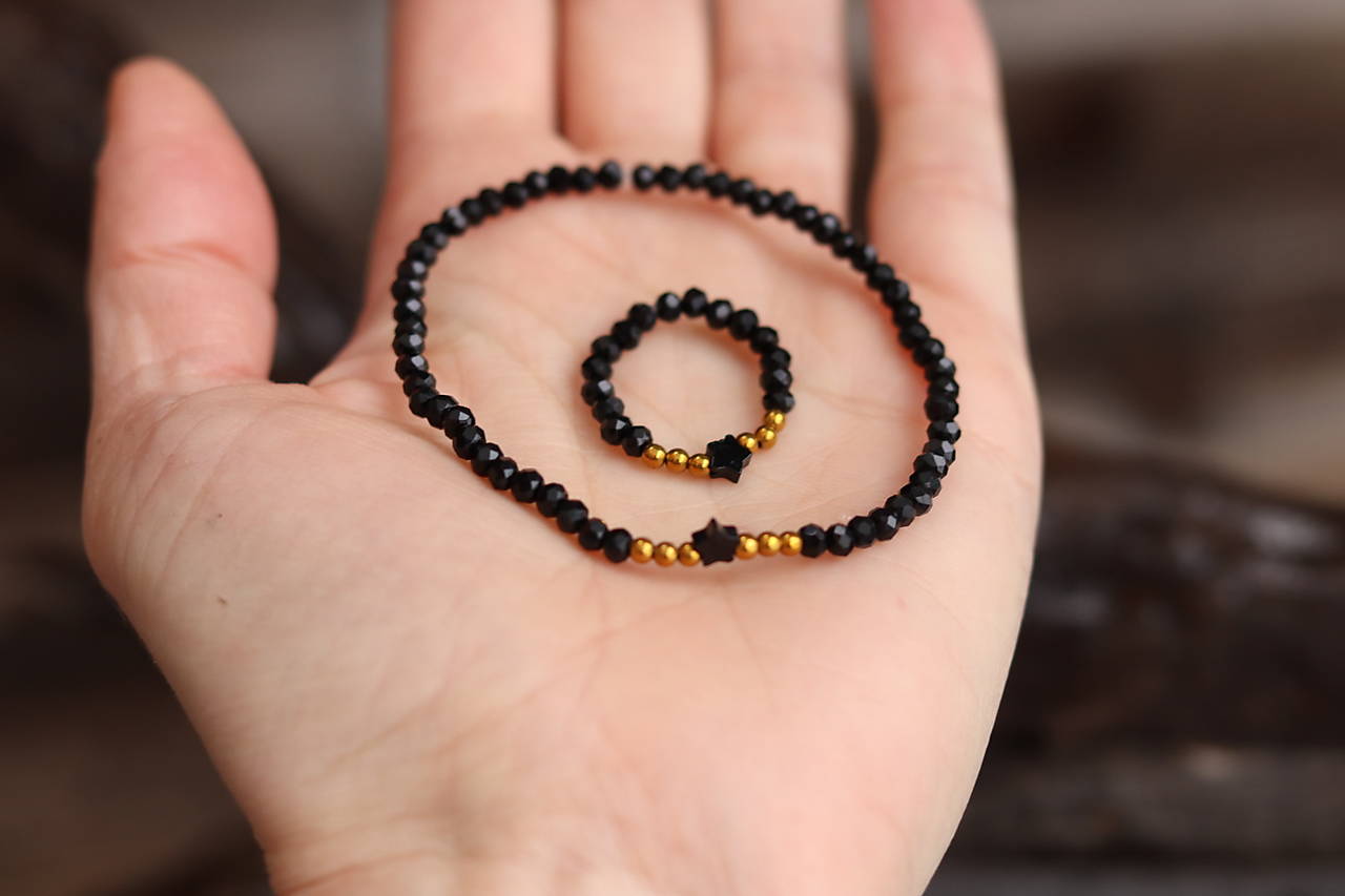 Náramok z minerálu spinel