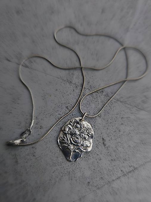 Strieborný náhrdelník divoká kytica