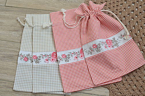 Úžitkový textil - Vidiecke vrecúško s ružičkami - 18090761_