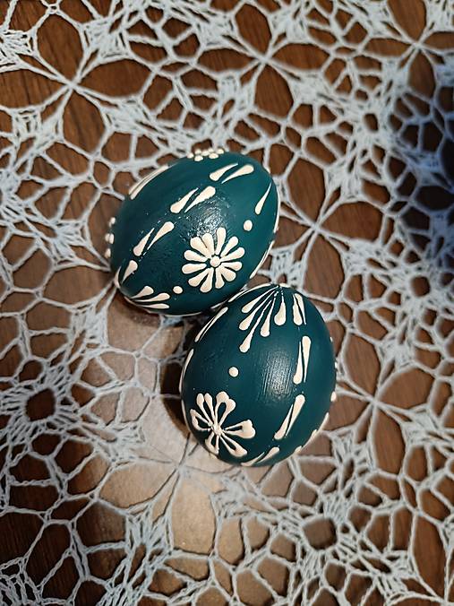 Dekorácie - Tmavozelené vajíčka maľované bielym voskom - 18092105_