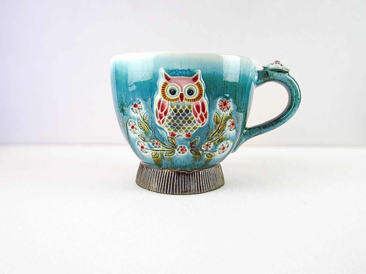 Nádoby - Ručne modelovaný keramický hrnček – Tyrkysová glazúra s ružovým vnútrom a sovou - 18090687_