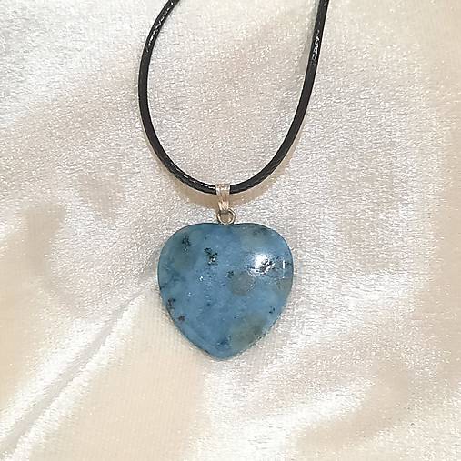Prívesok srdce z minerálu (akvamarín 20mm+šnúrka)