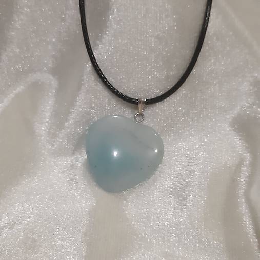 Prívesok srdce z minerálu (akvamarín 20mm+šnúrka)