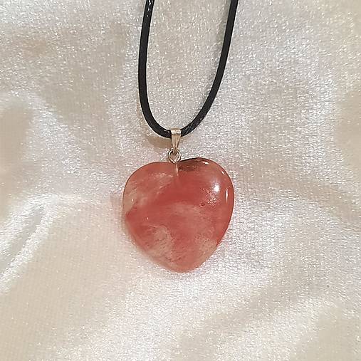 Prívesok srdce z minerálu (cherry kryštál 20mm+šnúrka)