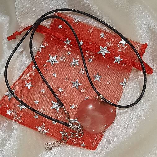 Prívesok srdce z minerálu (cherry kryštál 20mm+šnúrka)