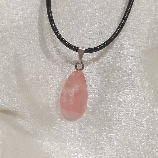 Prívesok srdce z minerálu (cherry kryštál kvapka 15mm+šnúrka)