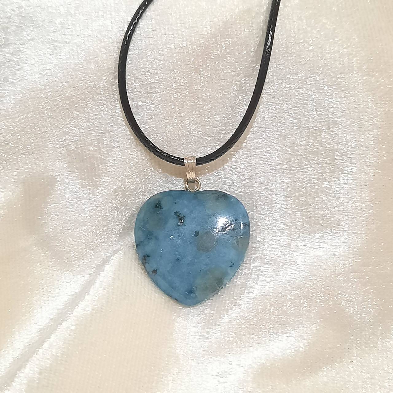 Prívesok srdce z minerálu (akvamarín 20mm+šnúrka)