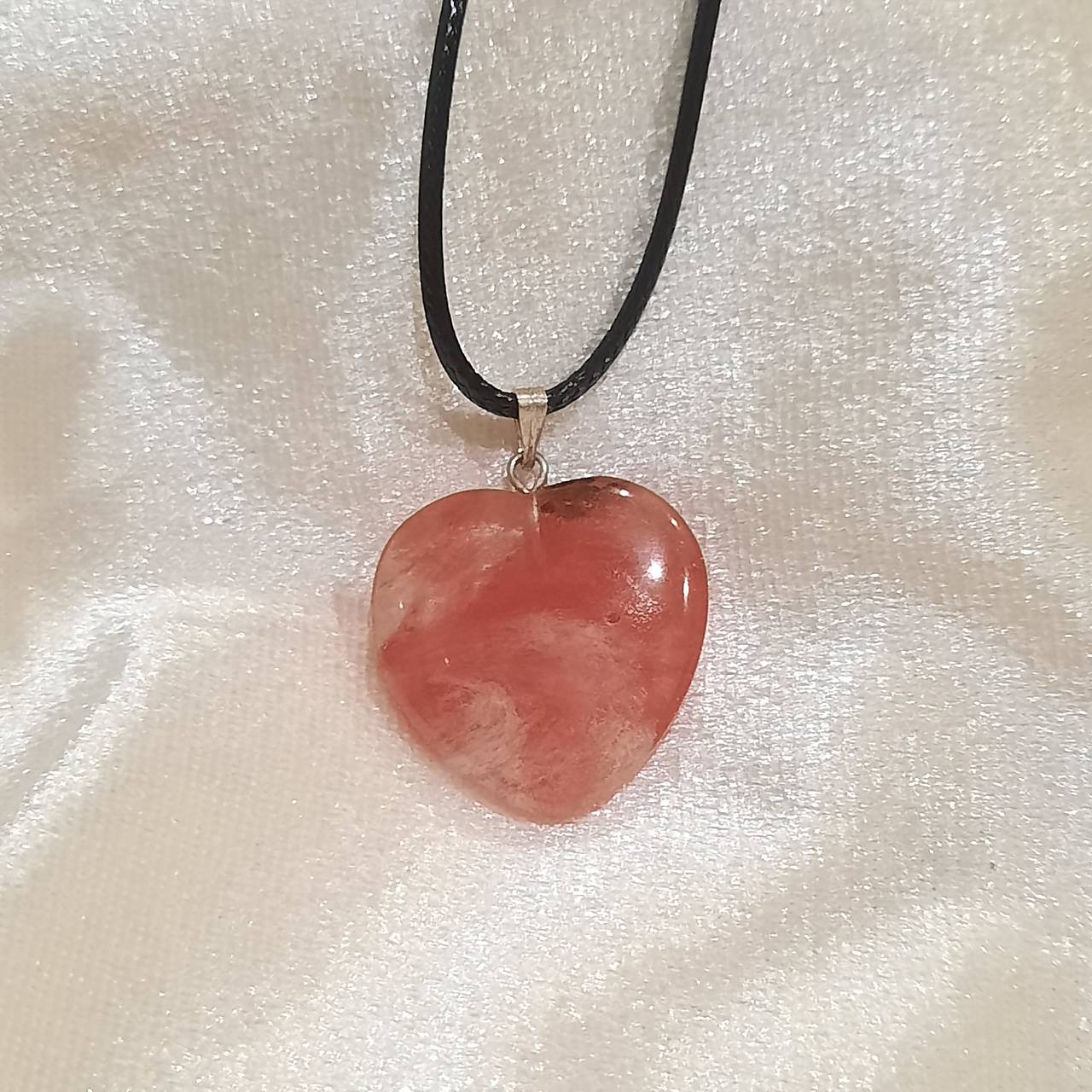 Prívesok srdce z minerálu (cherry kryštál 20mm+šnúrka)