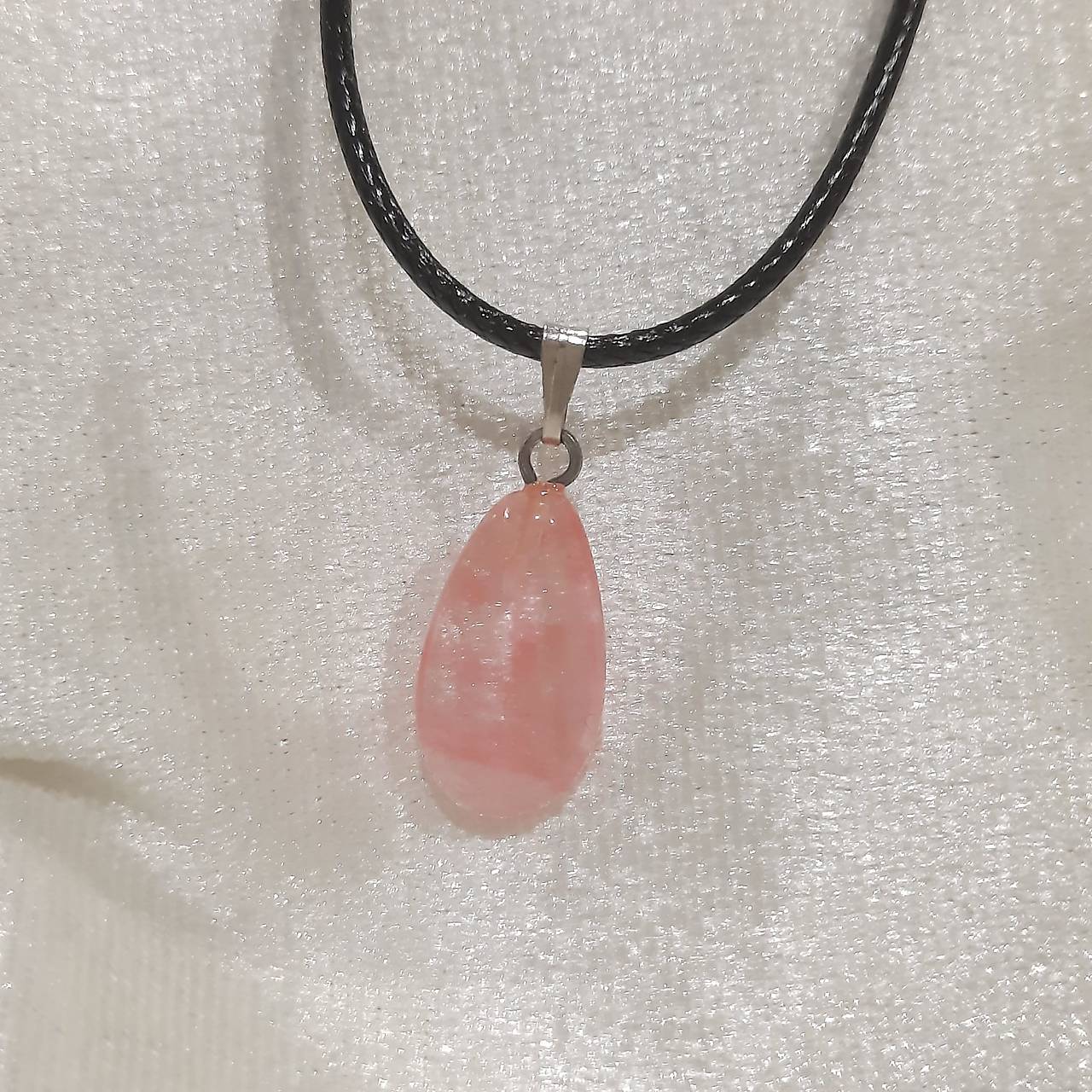 Prívesok srdce z minerálu (cherry kryštál kvapka 15mm+šnúrka)